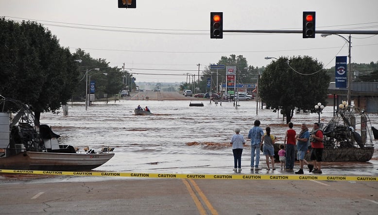 Floods threaten Cushing, up oil prices